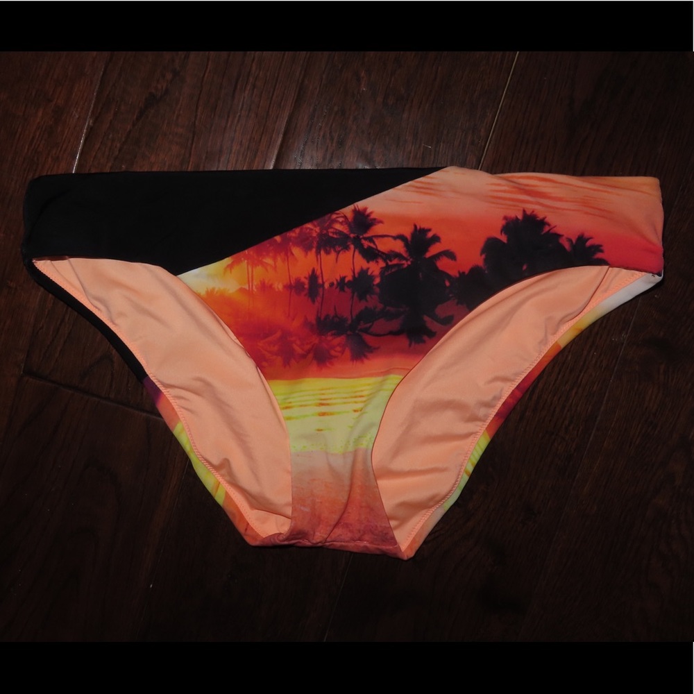 VS Bikini bottoms—Large